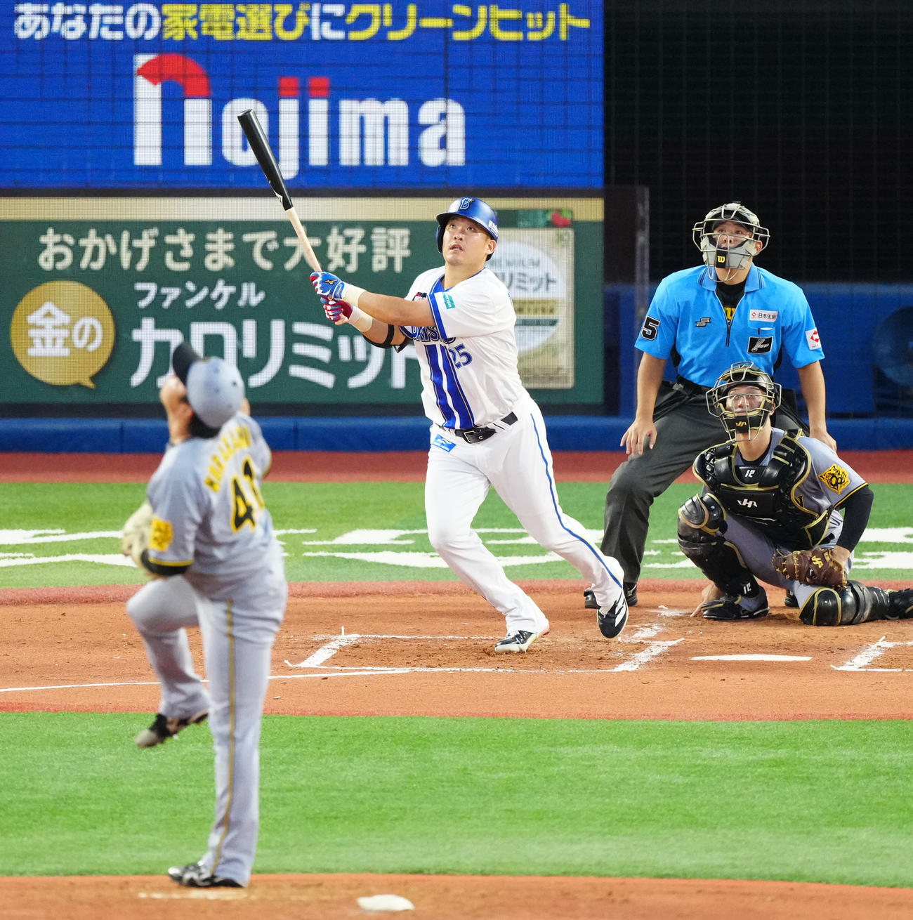 DeNA対阪神　2回裏DeNA無死、先制ソロ本塁打を放つ筒香。投手村上（撮影・江口和貴）