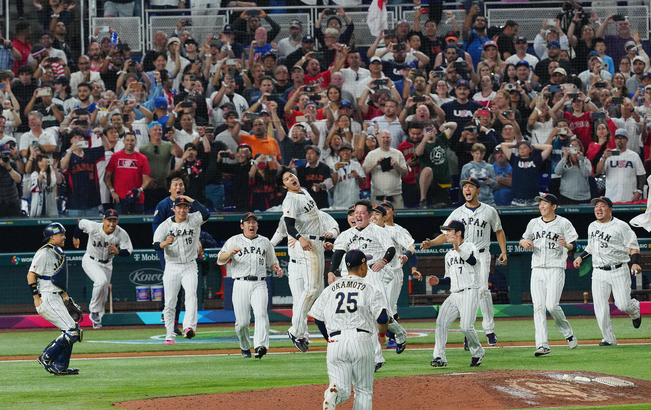 トラウトを三振に仕留め優勝を決めた大谷はナインと喜びを爆発させる（2023年3月撮影）