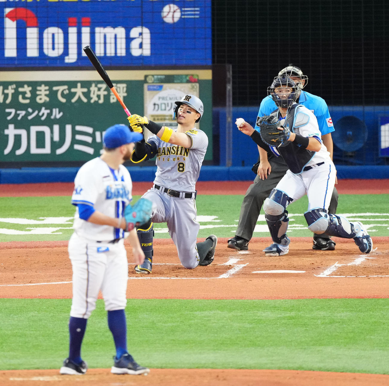 DeNA対阪神　2回表阪神無死、空振り三振に倒れる佐藤輝。投手ケイ（撮影・江口和貴）