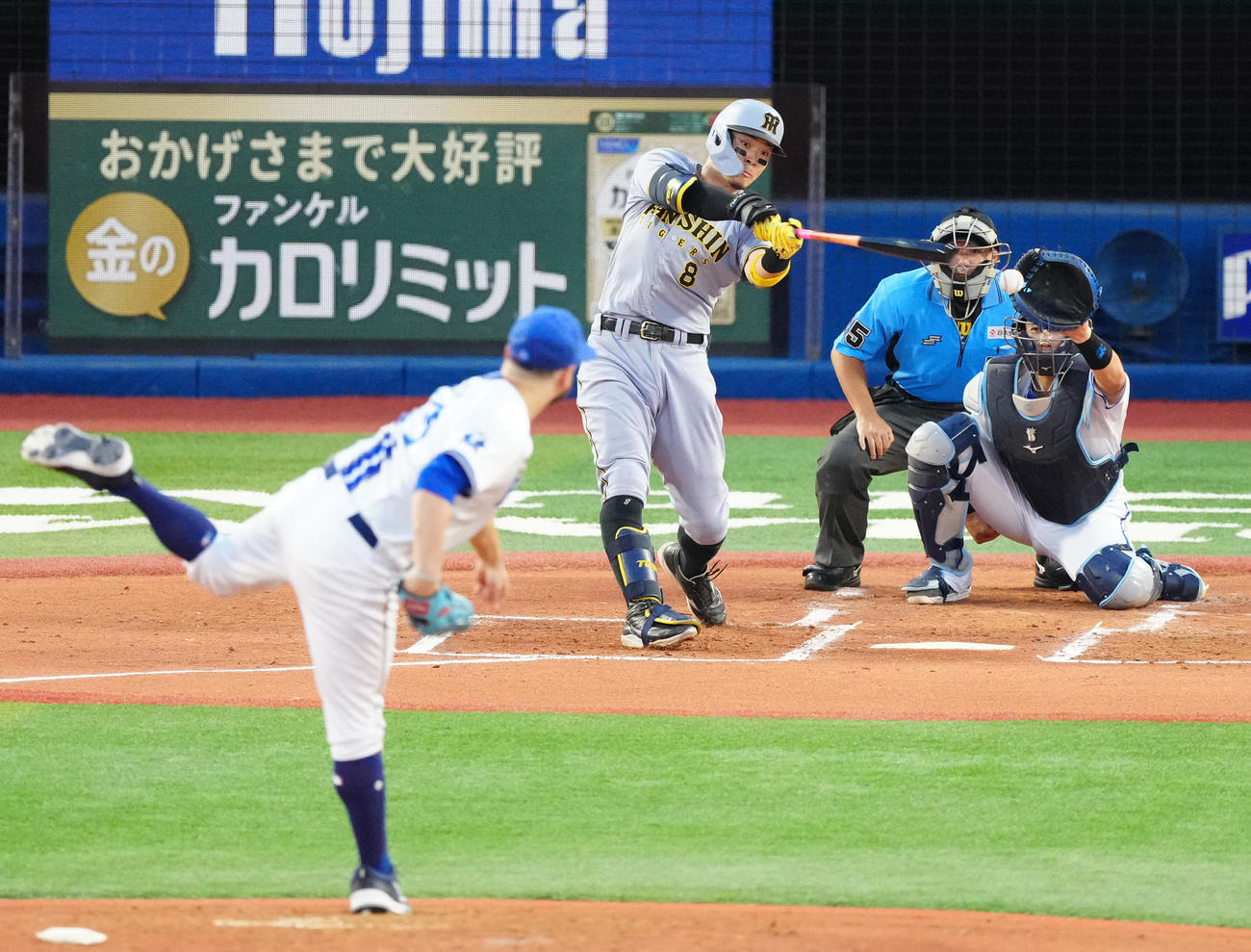 DeNA対阪神　2回表阪神無死、空振り三振に倒れる佐藤輝。投手ケイ（撮影・江口和貴）