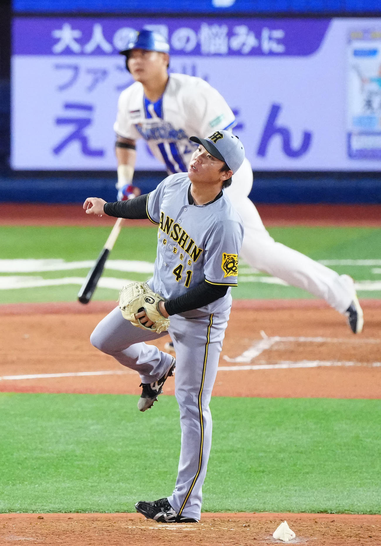 DeNA対阪神　4回裏DeNA無死、筒香（後方）にソロ本塁打を浴びる村上（撮影・江口和貴）