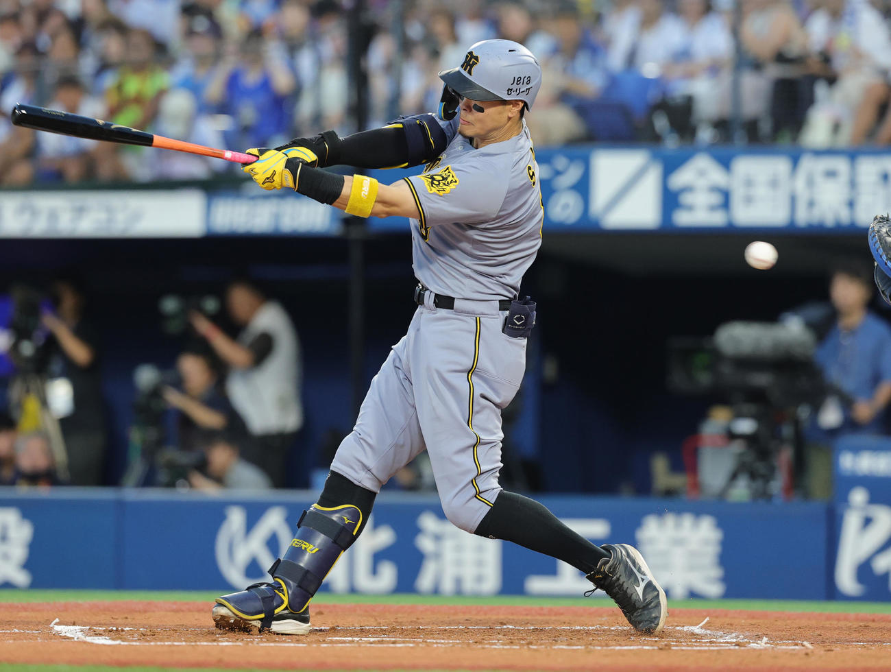 DeNA対阪神　2回表阪神無死、空振り三振に倒れる佐藤輝（撮影・野上伸悟）