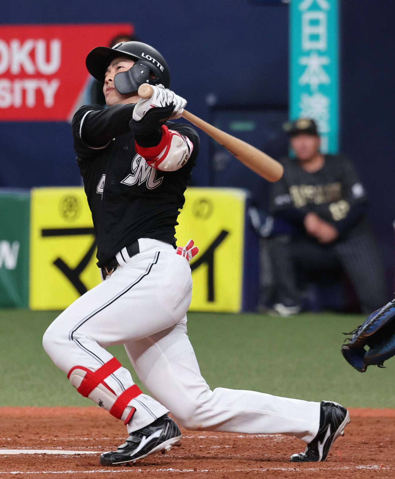 オリックス対ロッテ　4回表ロッテ1死、田村に続き友杉も左翼ポール際に打球を放ち、1度は本塁打とされたがリクエストでファールとなり幻の1号となった（撮影・西尾就之）