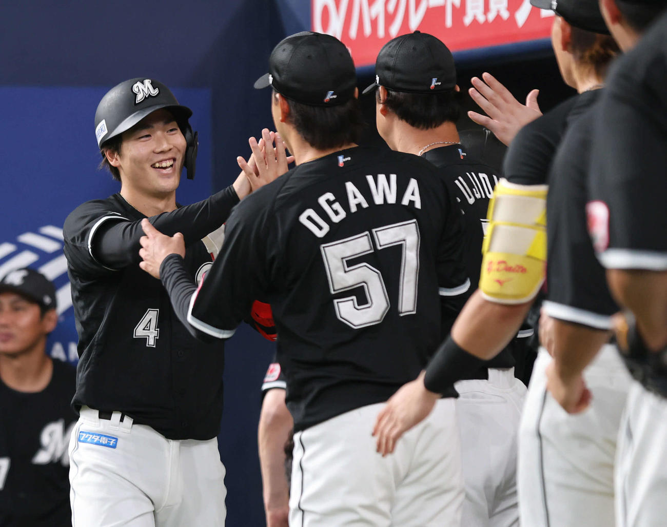 オリックス対ロッテ　4回表ロッテ1死、田村に続き友杉も左翼ポール際に打球を放ち、1度は本塁打とされ、祝福に笑顔を見せたがリクエストでファールとなった（撮影・西尾就之）