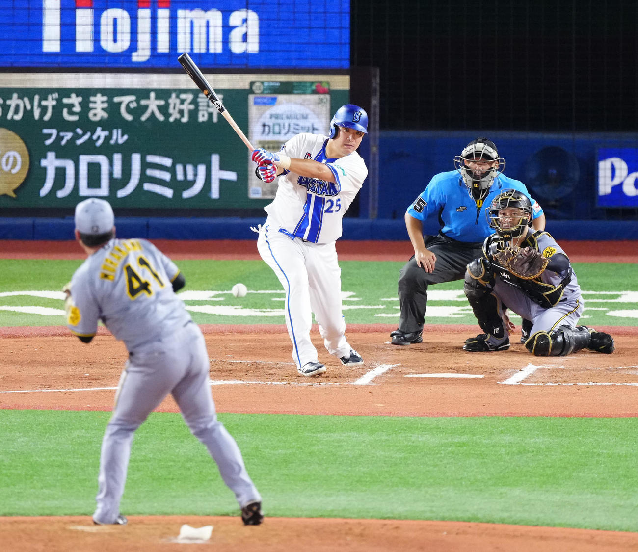 DeNA対阪神　6回裏DeNA2死、遊撃内野安打とする筒香。投手村上（撮影・江口和貴）