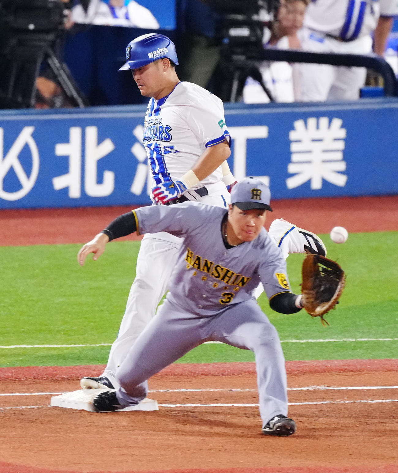 DeNA対阪神　6回裏DeNA2死、遊撃内野安打とした筒香。一塁手大山（撮影・江口和貴）