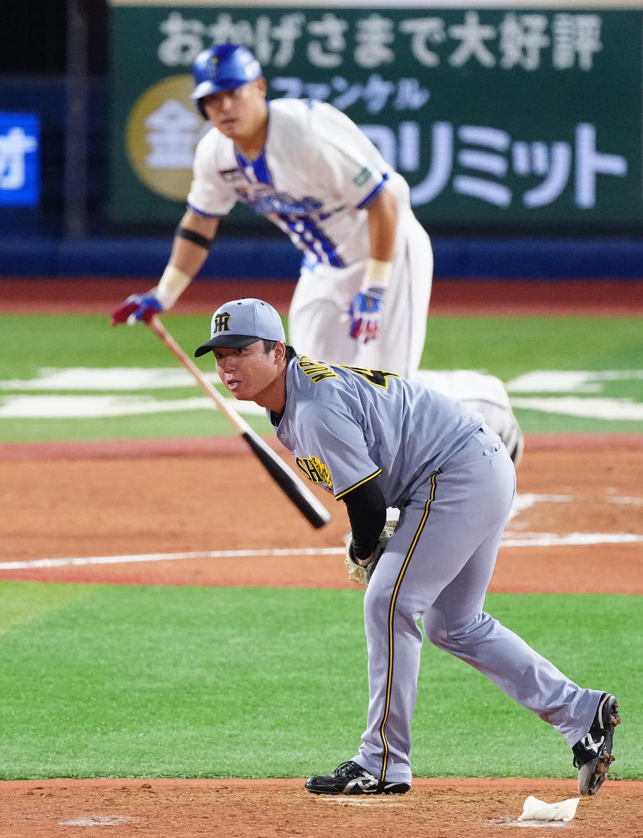 DeNA対阪神　6回裏DeNA2死、筒香（後方）に遊撃内野安打を許す村上（撮影・江口和貴）