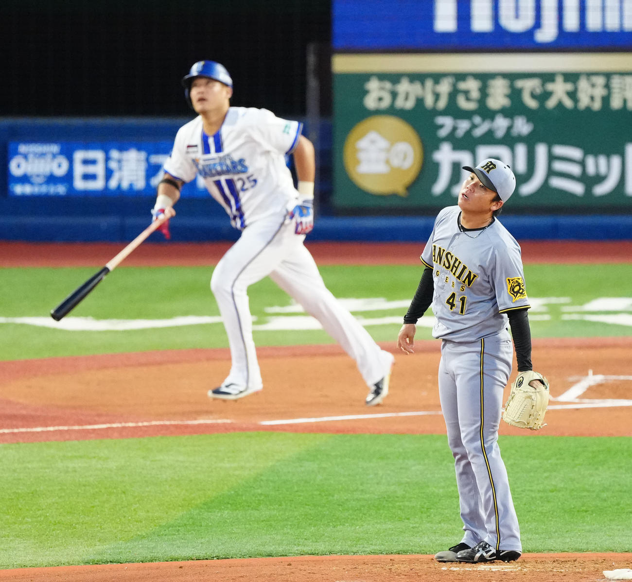 DeNA対阪神　2回裏DeNA無死、筒香（後方）に先制ソロ本塁打を浴びる村上（撮影・江口和貴）