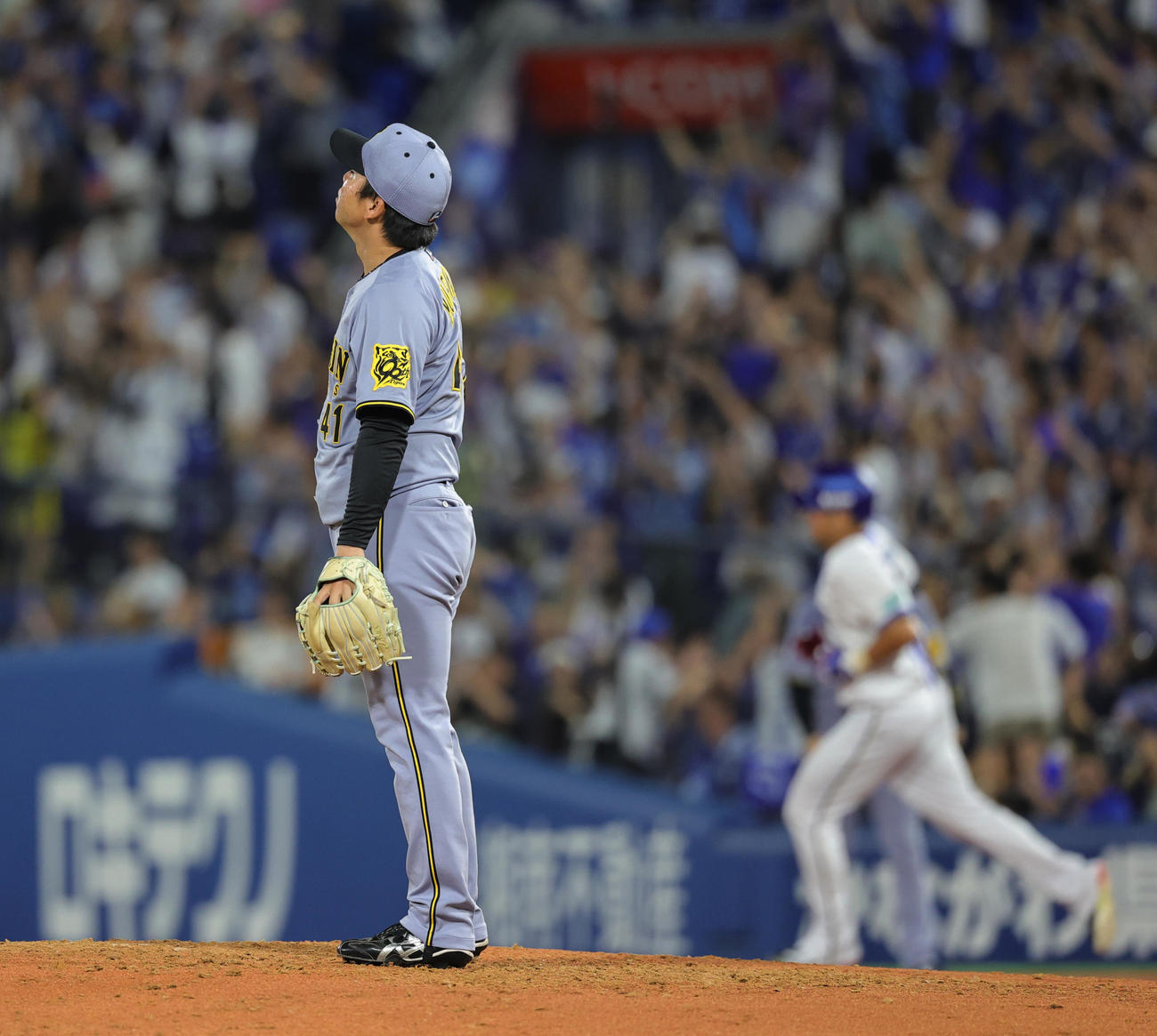 DeNA対阪神　4回裏DeNA無死、筒香に右越え本塁打を許す村上（撮影・野上伸悟）
