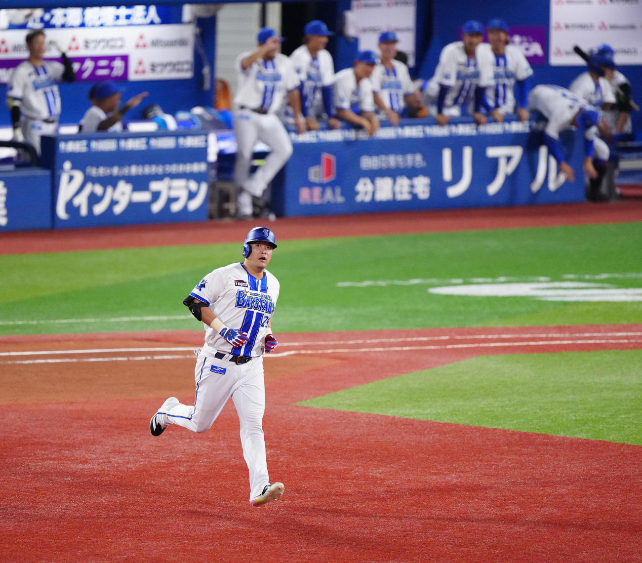 DeNA対阪神　4回裏DeNA無死、2打席連続となるソロ本塁打を放ち、ダイヤモンドを1周する筒香（撮影・江口和貴）