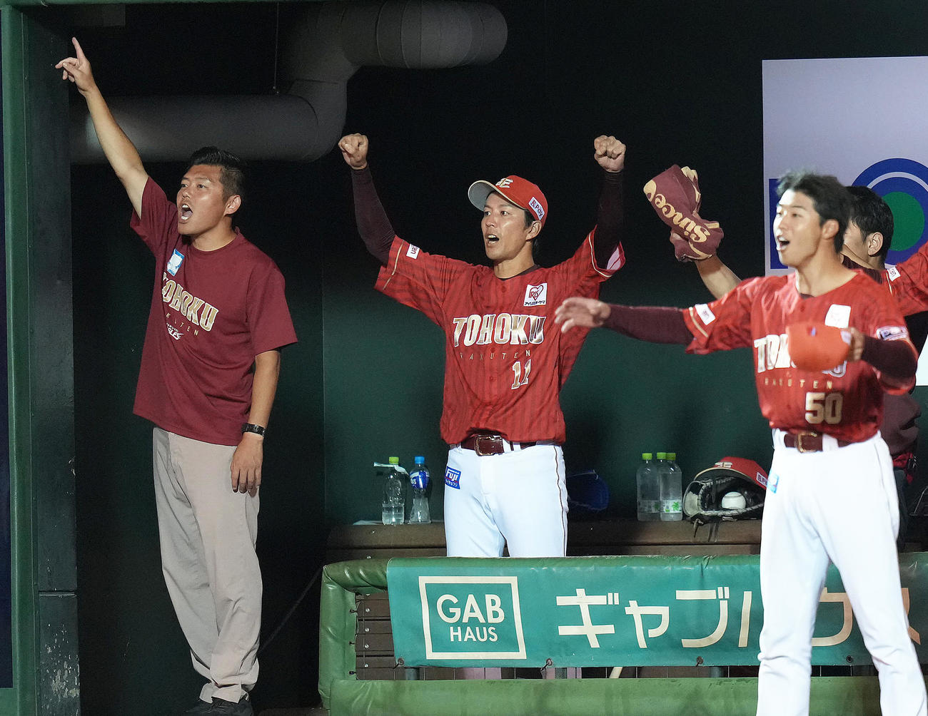 楽天対ソフトバンク　5回裏楽天1死満塁、ボイトの満塁本塁打にガッツポーズする岸（中央）（撮影・足立雅史）