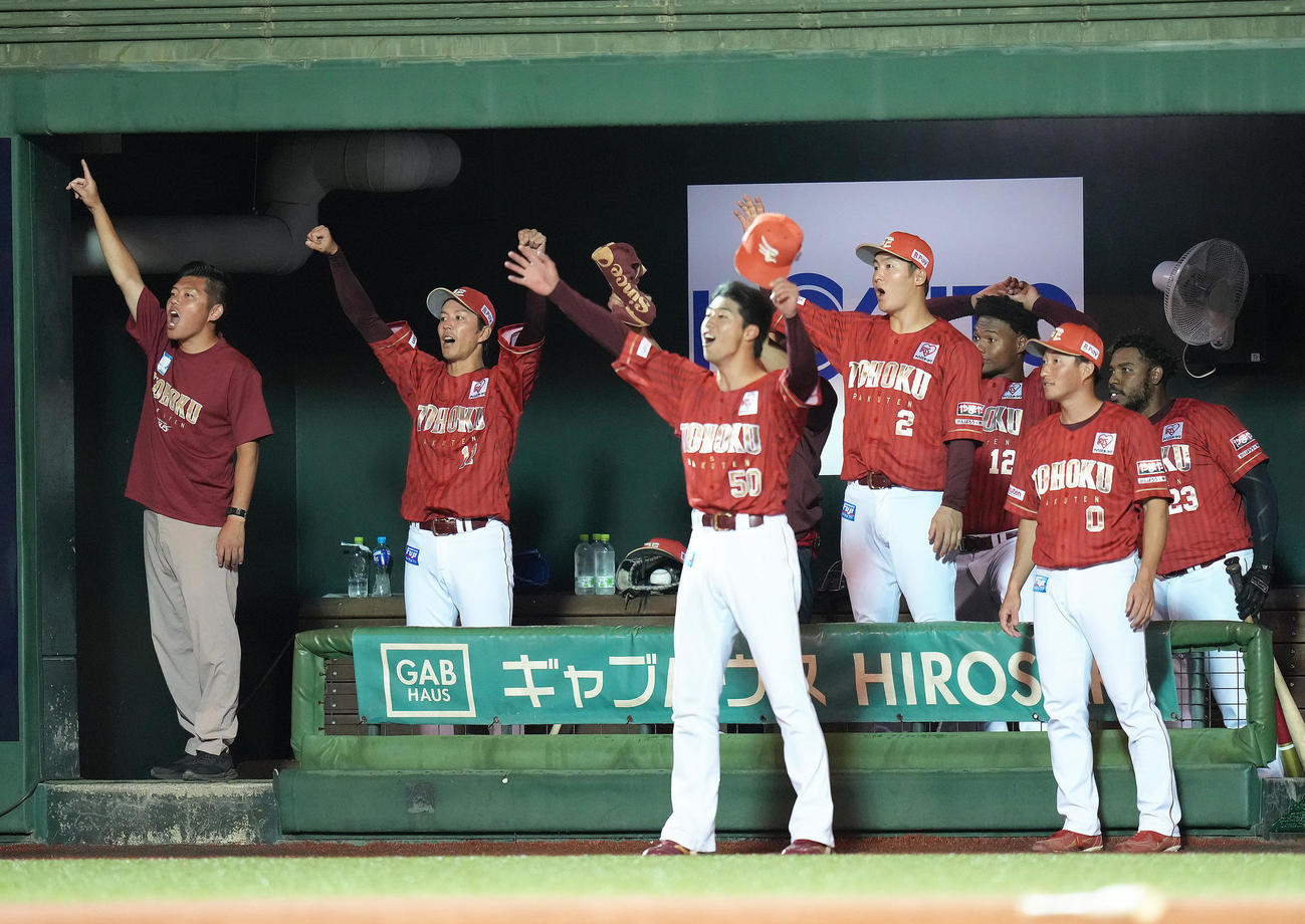 楽天対ソフトバンク　5回裏楽天1死満塁、ボイトの満塁本塁打にガッツポーズする岸（左から2人目）（撮影・足立雅史）