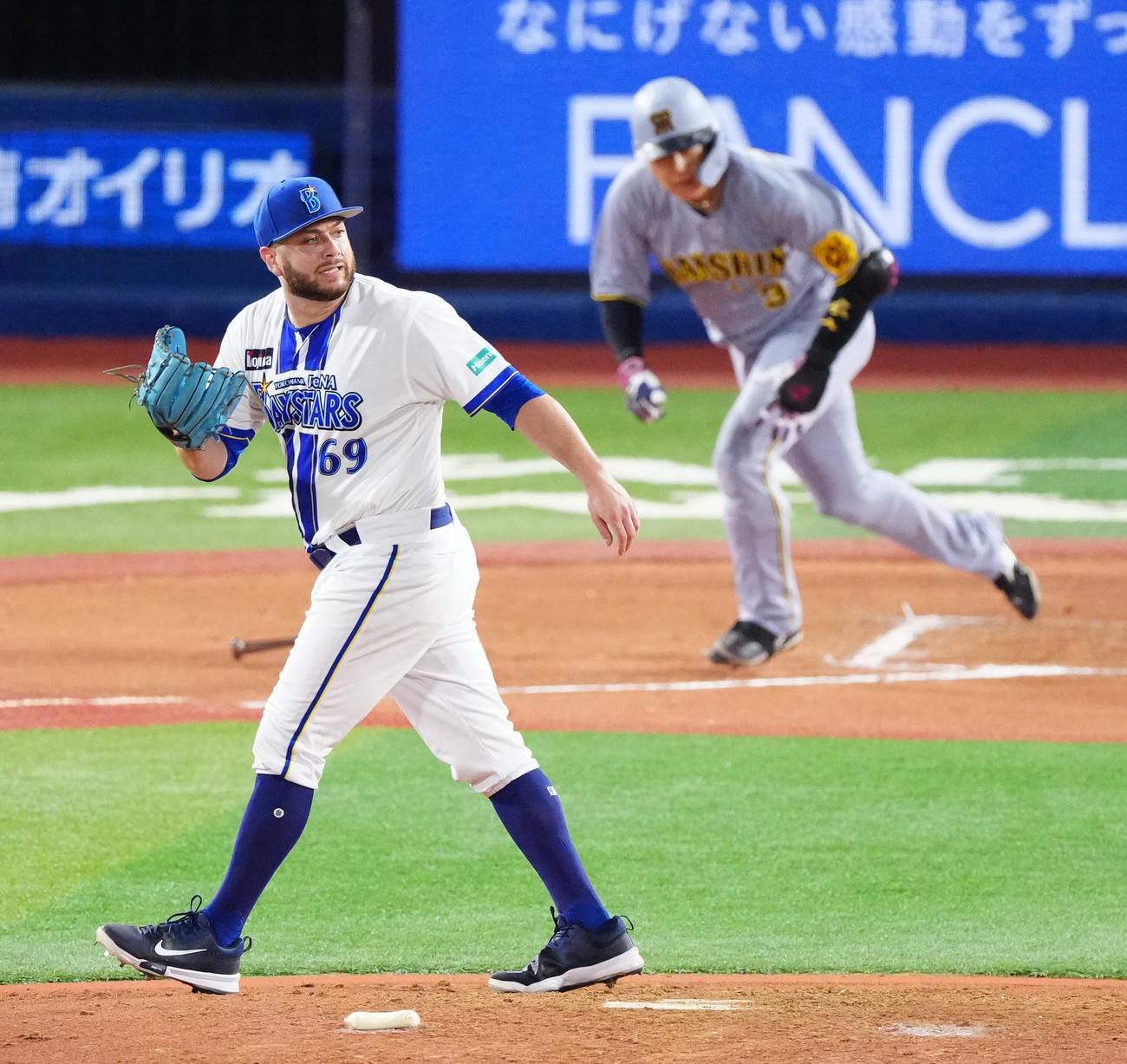 DeNA対阪神　7回表阪神2死、大山（後方）を三ゴロに仕留めるケイ（撮影・江口和貴）