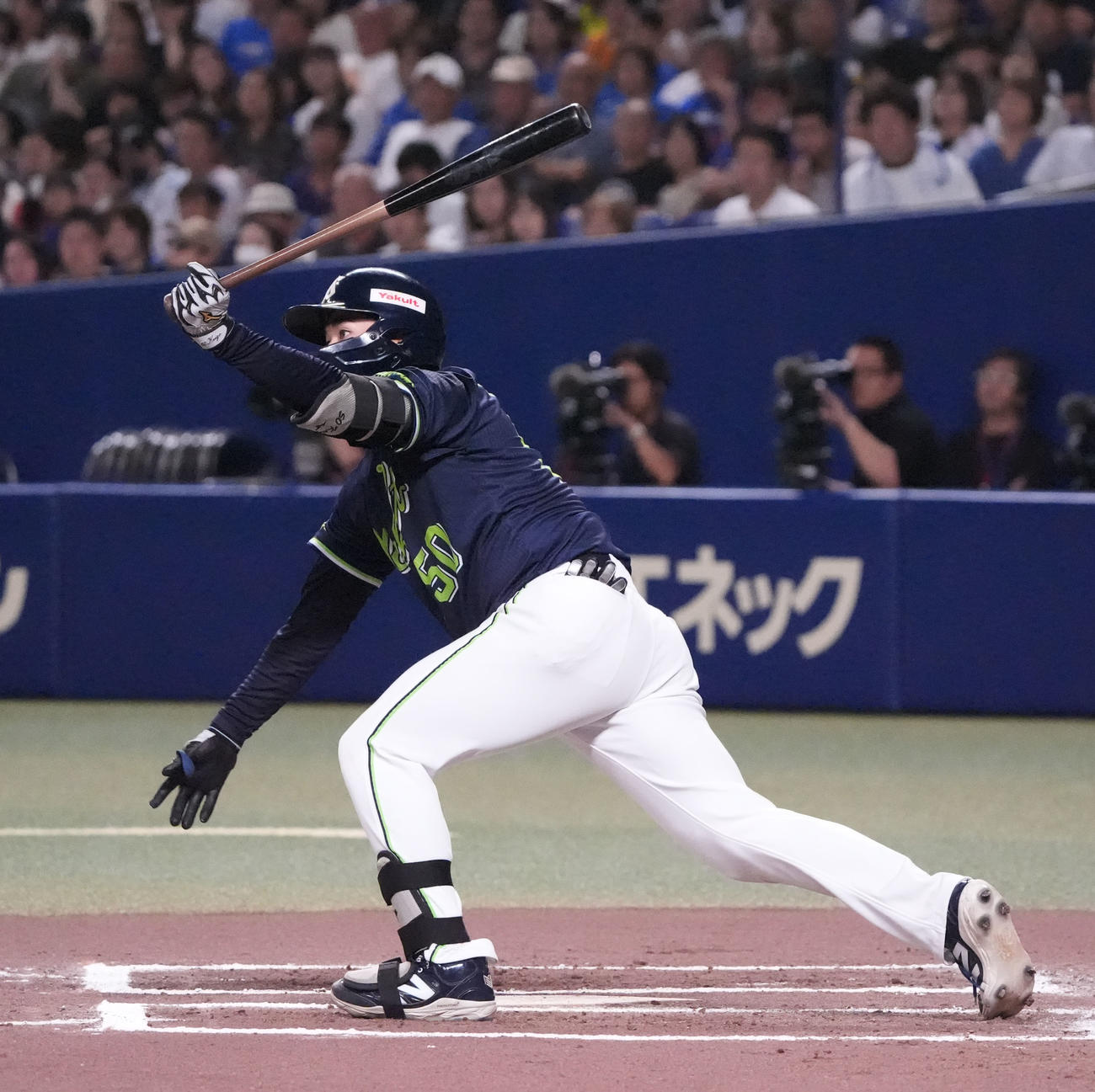 中日対ヤクルト　6回表ヤクルト1死一、三塁、左前適時打を放つ北村（撮影・森本幸一）