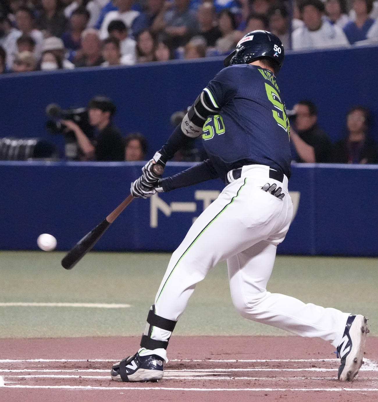 中日対ヤクルト　6回表ヤクルト1死一、三塁、左前適時打を放つ北村（撮影・森本幸一）
