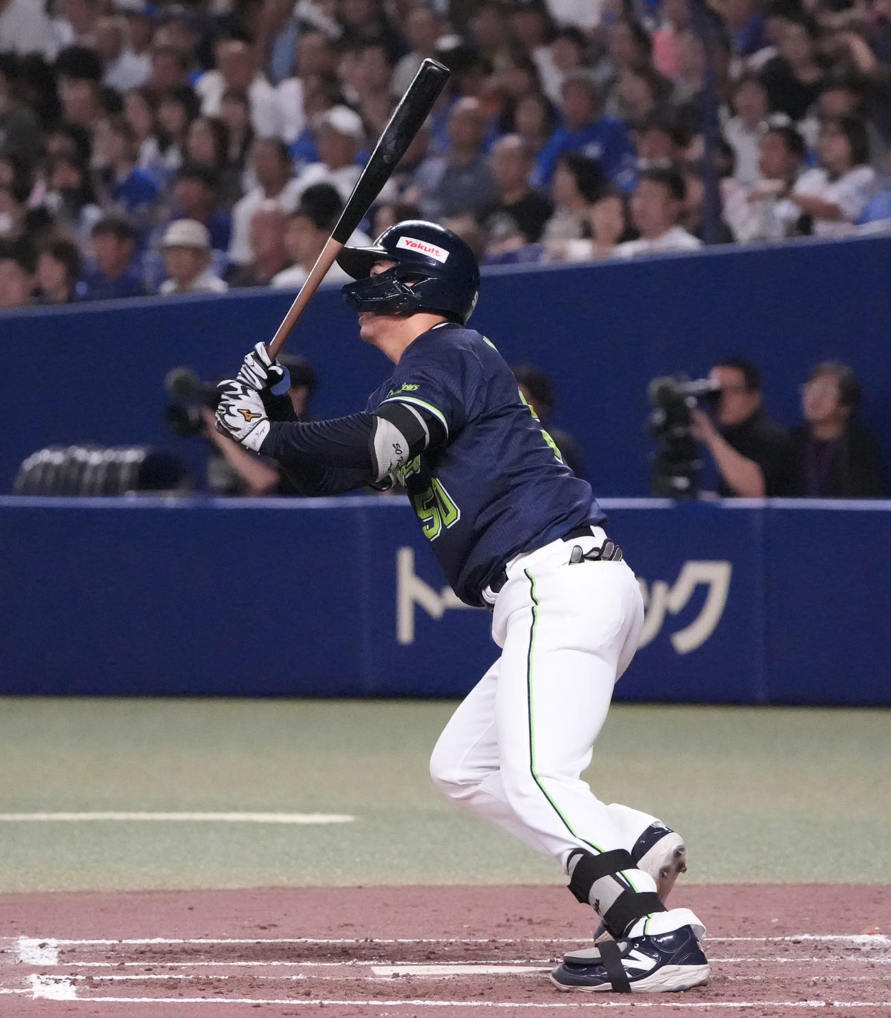 中日対ヤクルト　4回表ヤクルト1死一、三塁、中犠飛を放つ北村（撮影・森本幸一）