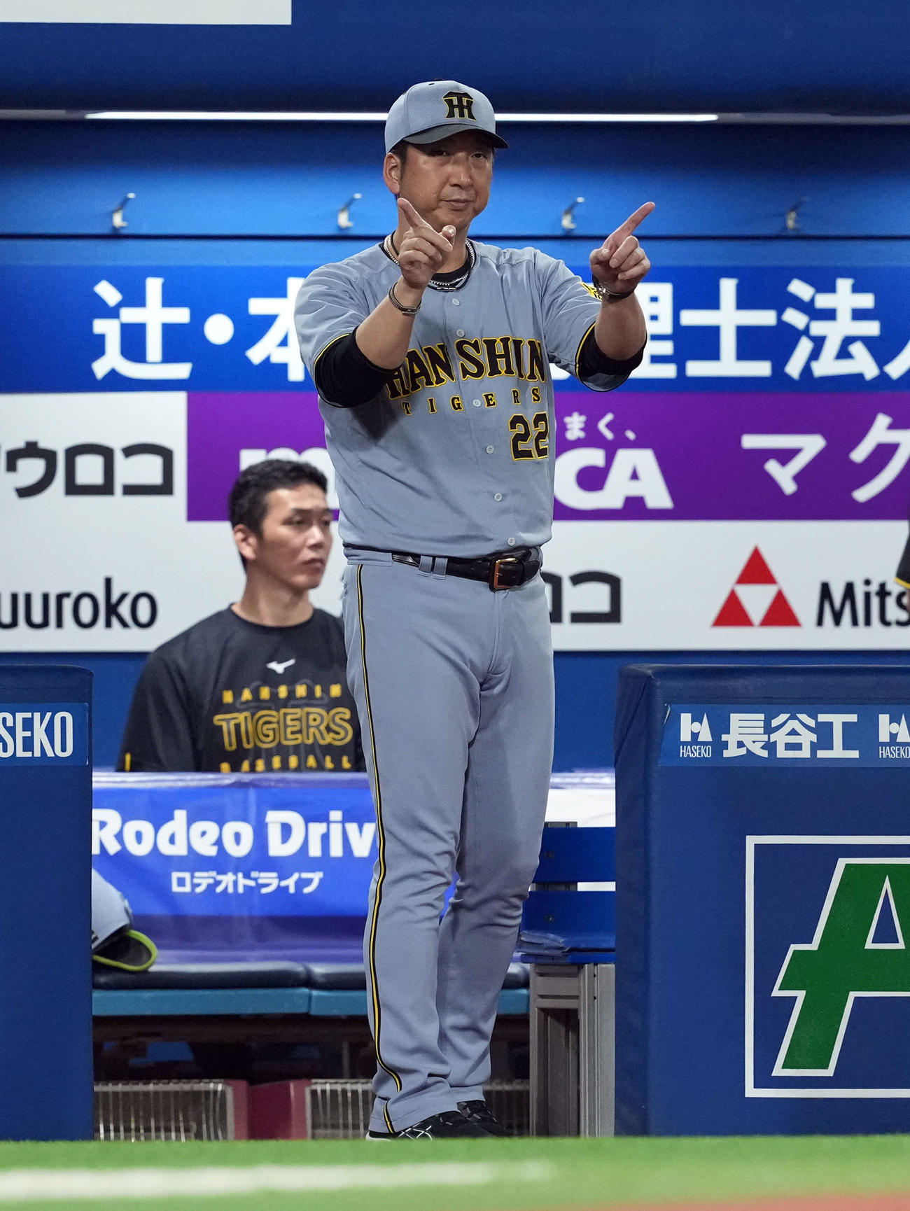 DeNA対阪神　8回裏DeNA無死一塁、代走三森の二盗の判定にリプレー検証をリクエストする藤川監督（撮影・たえ見朱実）
