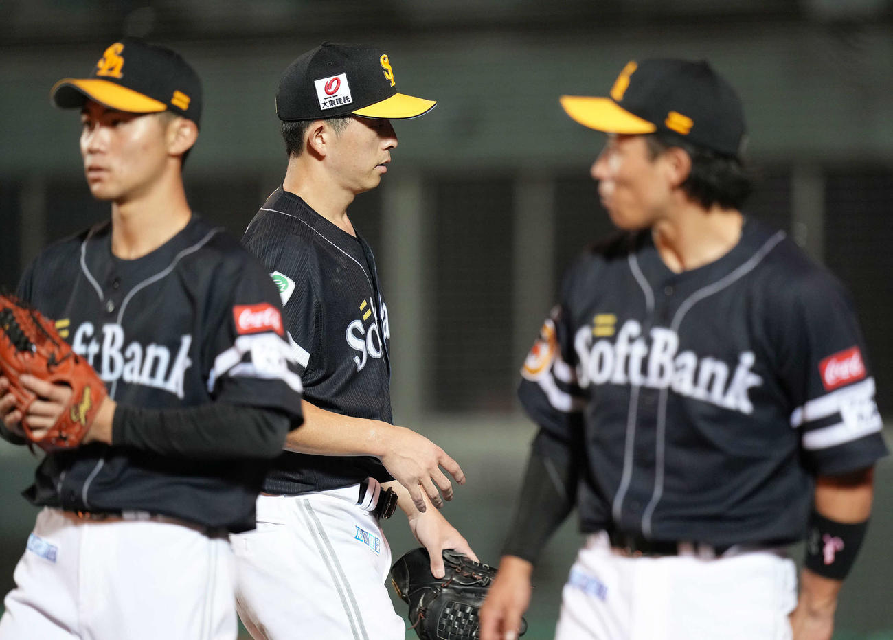 楽天対ソフトバンク　5回6失点でベンチに戻る大関（中央）（撮影・足立雅史）