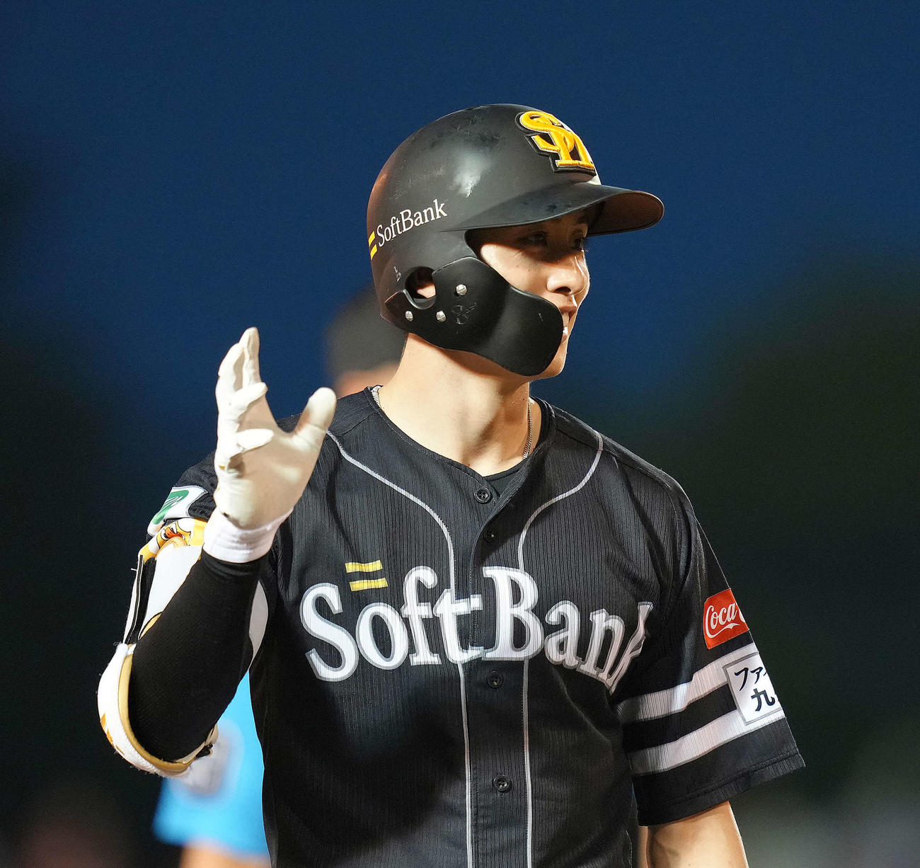 楽天対ソフトバンク　3回表ソフトバンク1死一塁、周東は右前打が相手悪送球を誘い先制に成功、笑顔を見せる（撮影・足立雅史）
