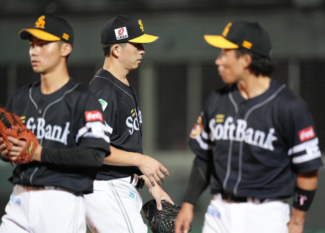楽天対ソフトバンク　5回6失点でベンチに戻る大関（中央）（撮影・足立雅史）