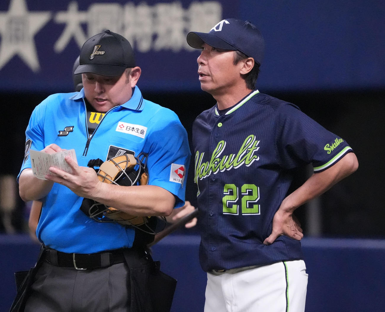 中日対ヤクルト　6回表終了、選手交代を告げる高津監督（撮影・森本幸一）