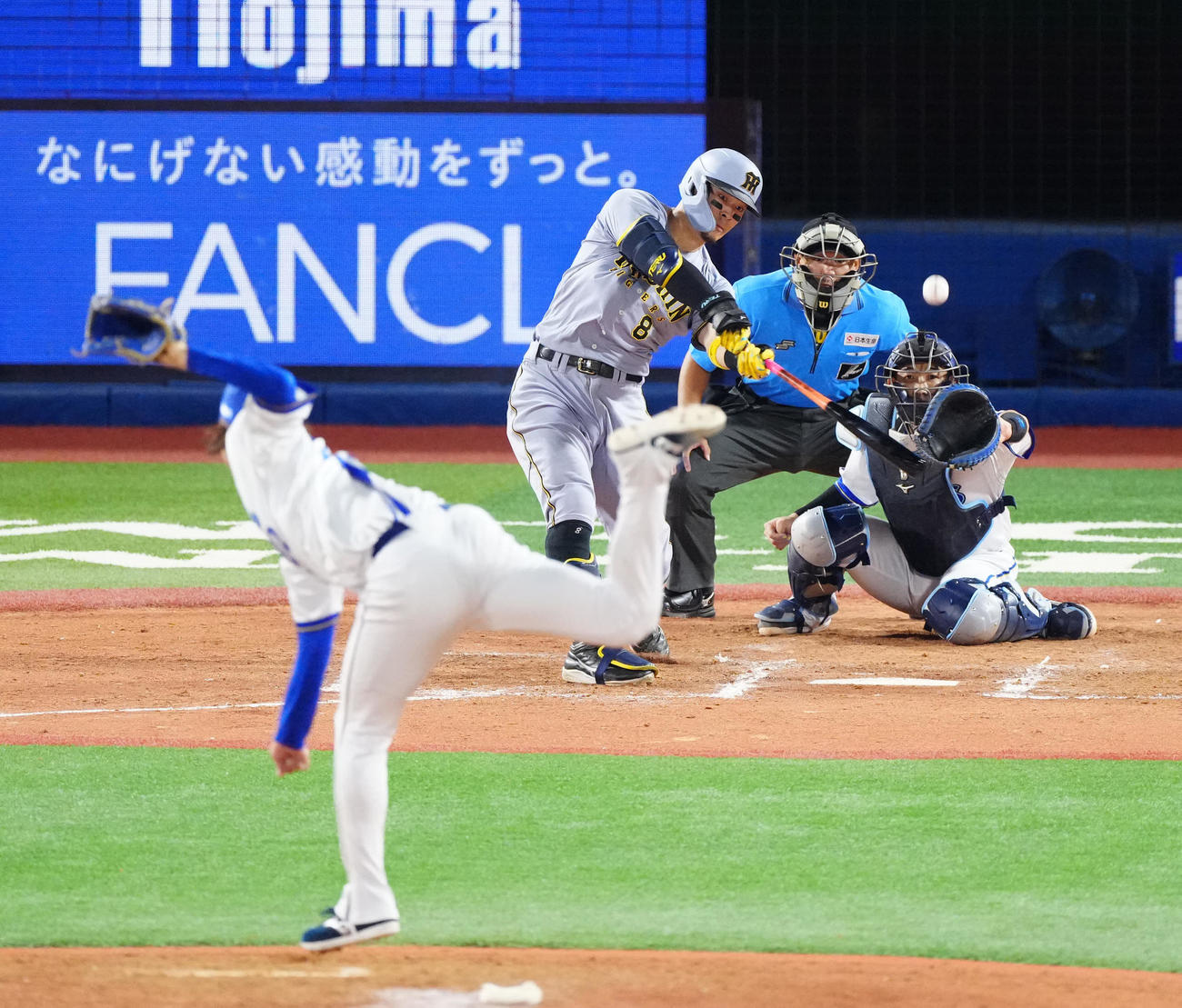 DeNA対阪神　9回表阪神1死一、三塁、犠飛を放つ佐藤輝。投手入江（撮影・江口和貴）