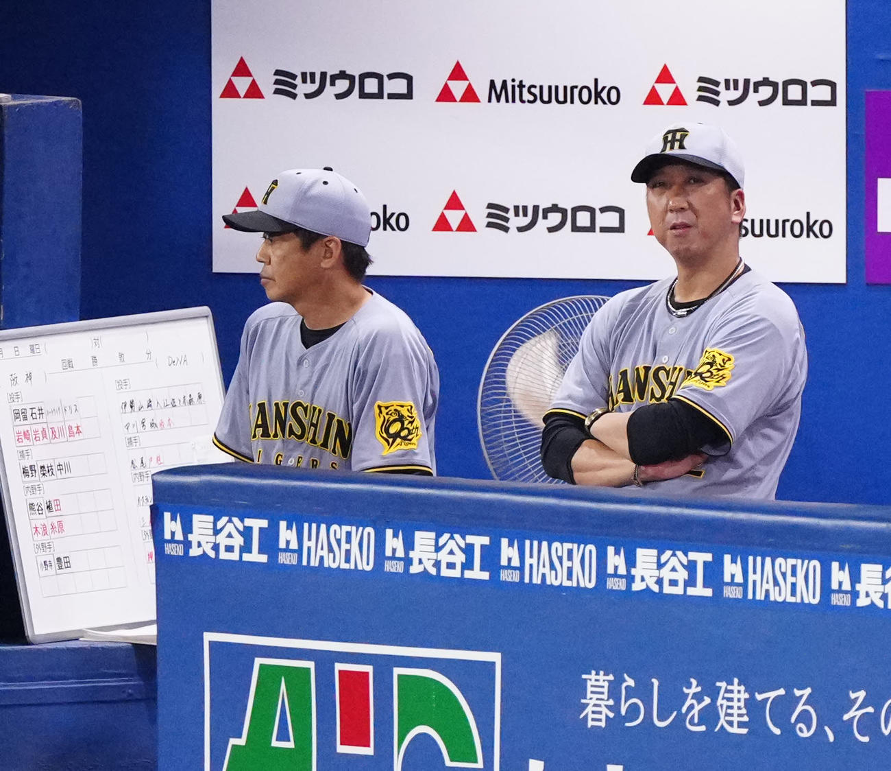 DeNA対阪神　7回表阪神1死、佐藤輝が左飛に倒れ、ベンチで厳しい表情の藤川監督（右）（撮影・江口和貴）