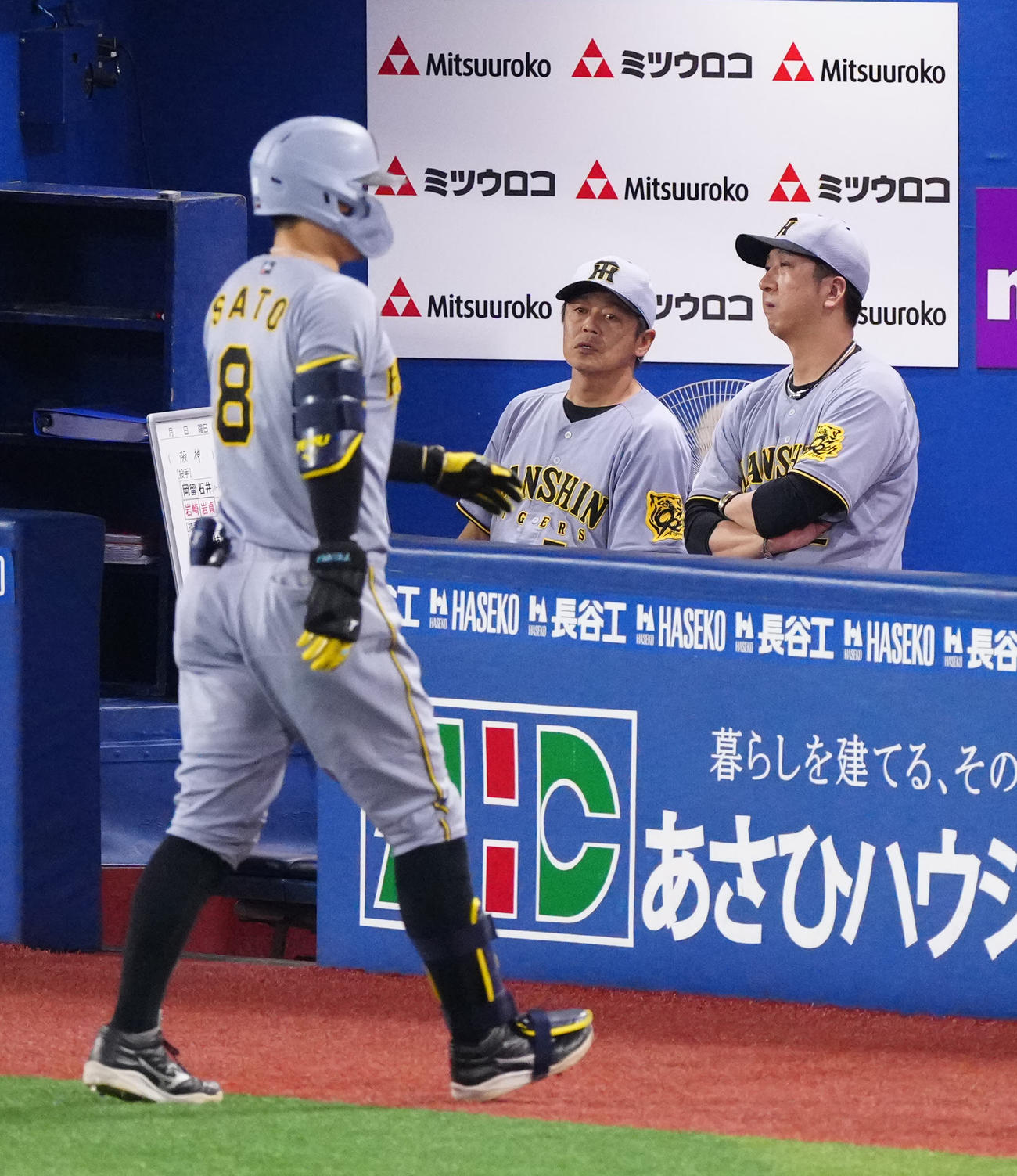 DeNA対阪神　7回表阪神1死、佐藤輝（左）が左飛に倒れ、ベンチで厳しい表情の藤川監督（右）（撮影・江口和貴）