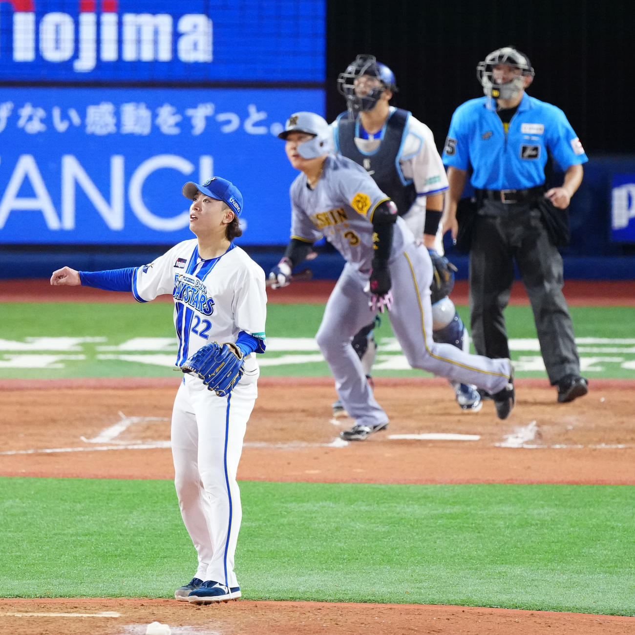 DeNA対阪神　9回表阪神2死一塁、大山（後方左）に2点本塁打を浴びる入江（撮影・江口和貴）