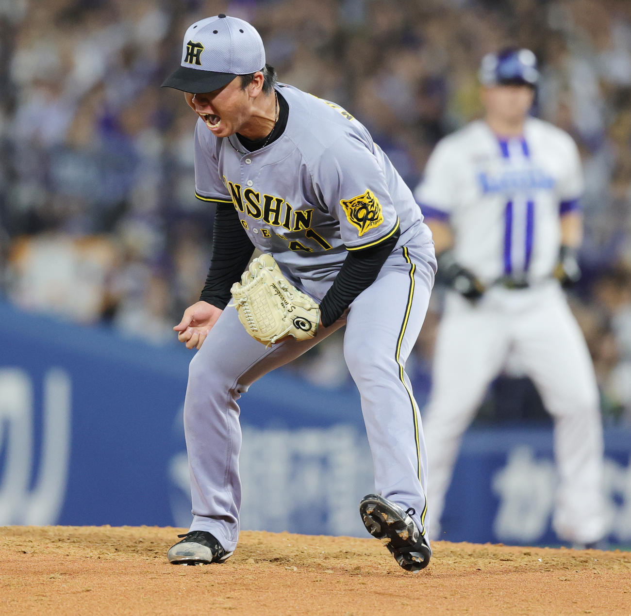 DeNA対阪神　7回裏阪神2死一、二塁、桑原を空振り三振に仕留めほえる村上（撮影・野上伸悟）