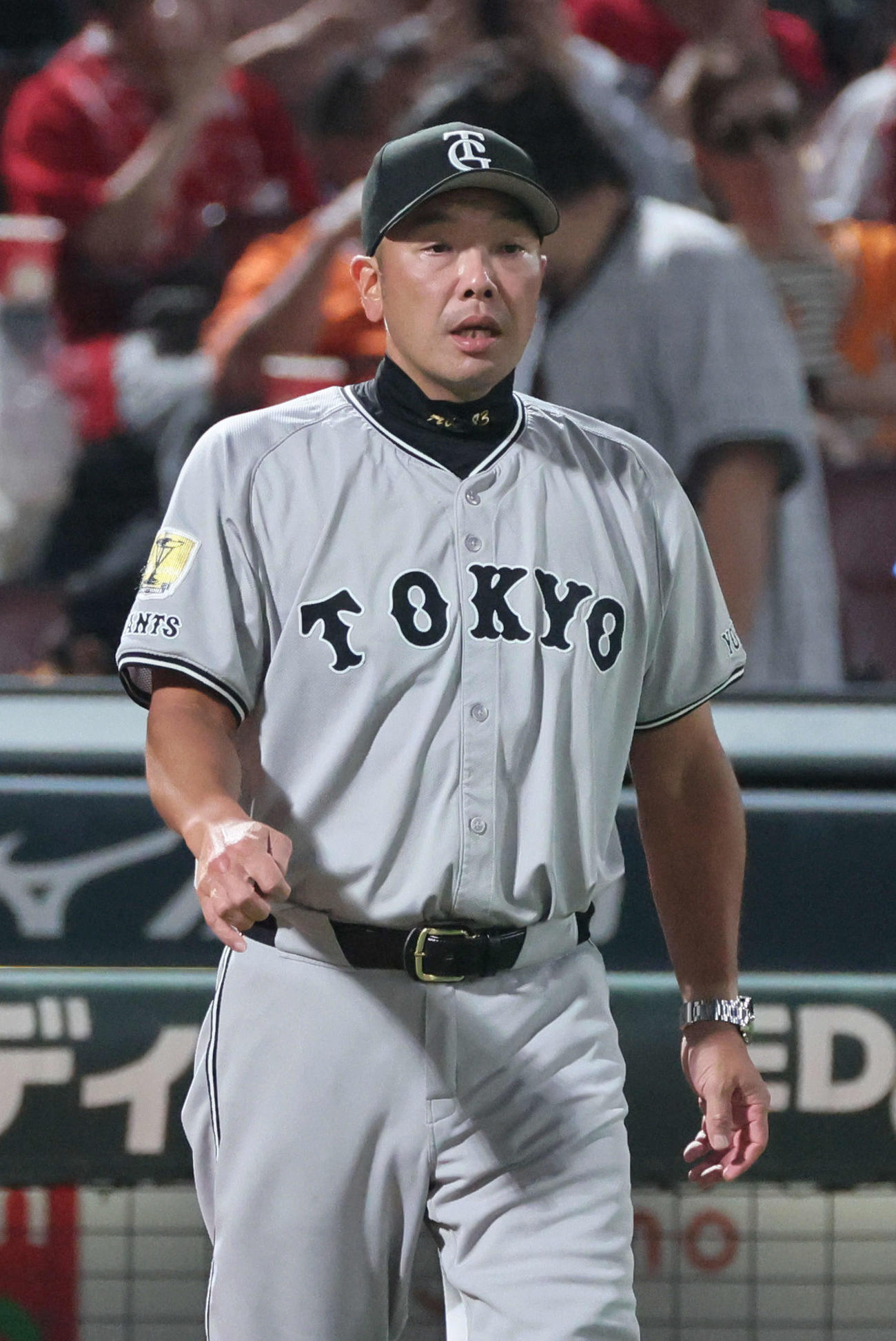 広島対巨人　8回表終了時、交代を告げる阿部監督（撮影・加藤孝規）