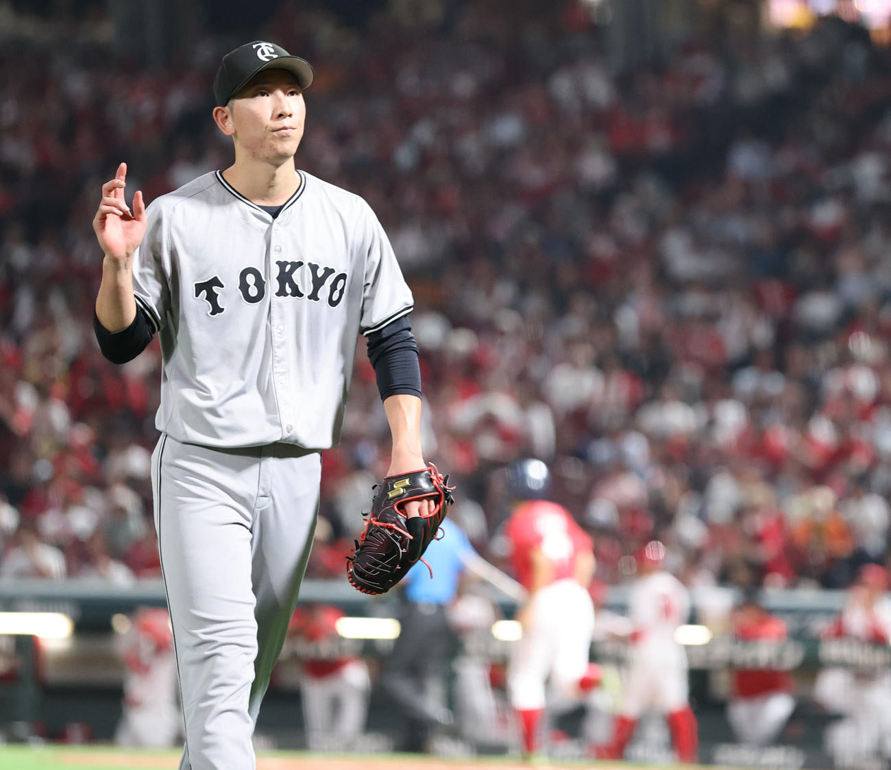 広島対巨人　5回を投げ終わり、ベンチに引きあげる戸郷（撮影・梅根麻紀）