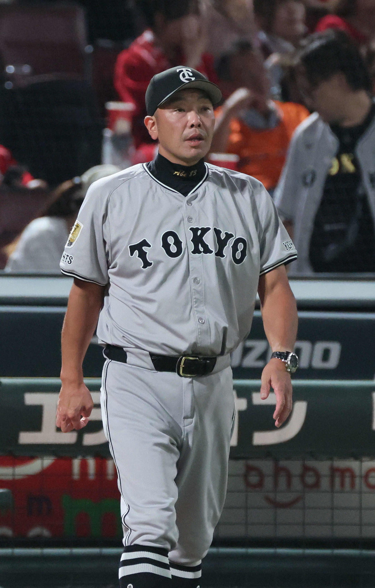 広島対巨人　8回表終了時、交代を告げる阿部監督（撮影・加藤孝規）