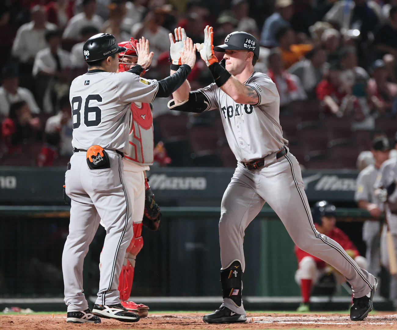 広島対巨人　8回表巨人2死、左越え本塁打を放った代打のキャベッジ（撮影・加藤孝規）