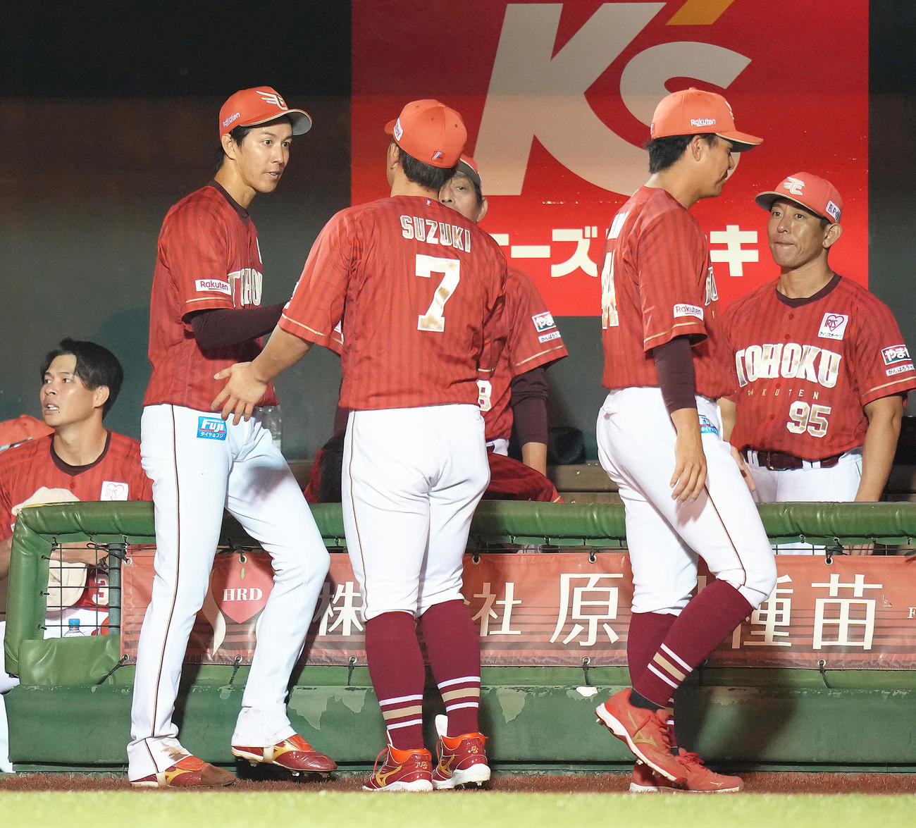 楽天対ソフトバンク　6回を1失点で終えた楽天岸（左）はベンチ前でタッチを交わす（撮影・足立雅史）