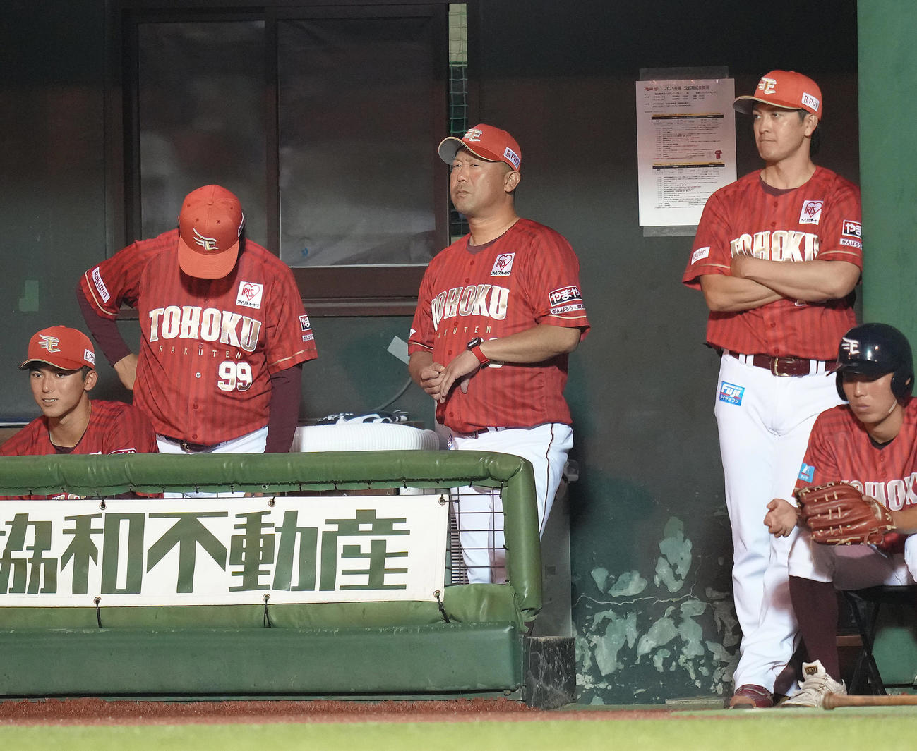 楽天対ソフトバンク　戦況を見つめる楽天三木監督（中央）（撮影・足立雅史）