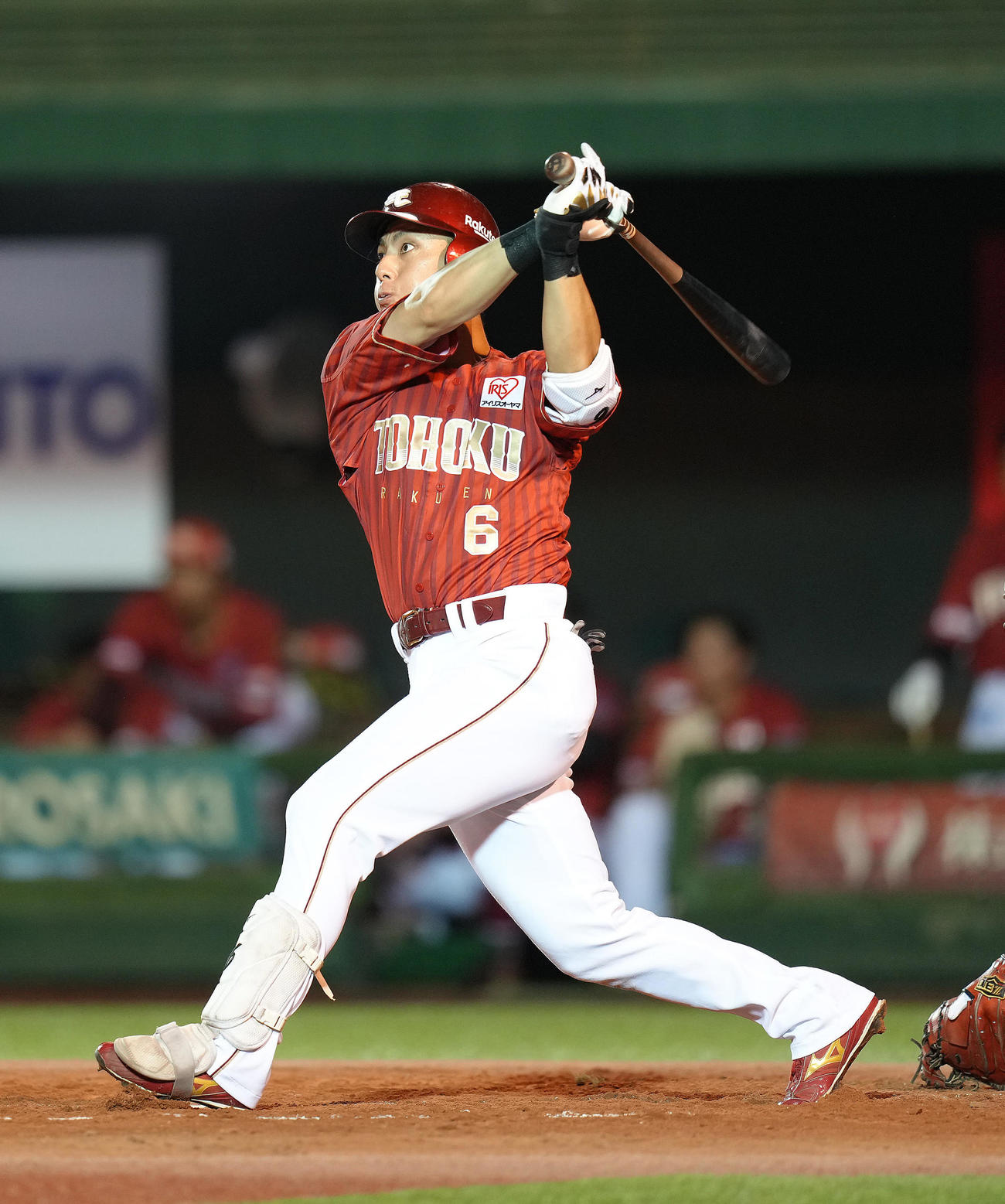 楽天対ソフトバンク　3回裏楽天2死二塁、村林は適時二塁打を放つ（撮影・足立雅史）