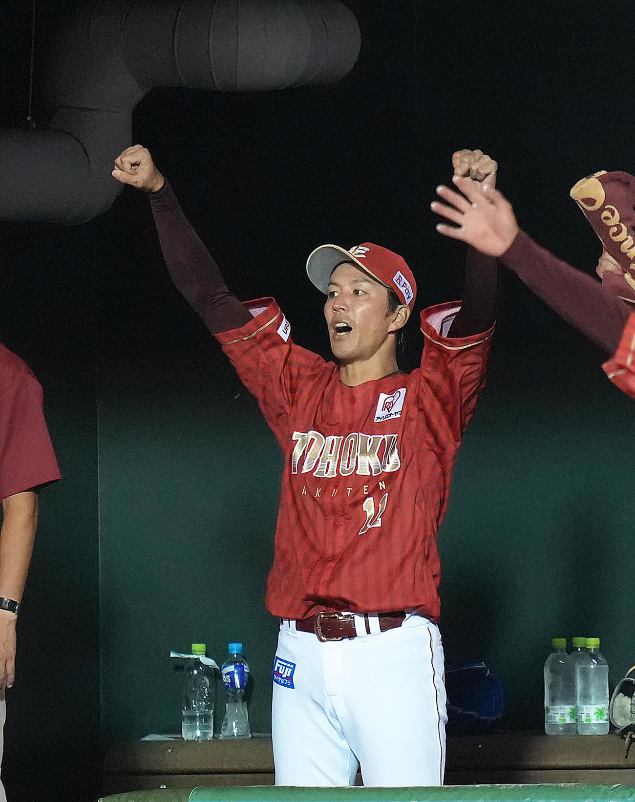 楽天対ソフトバンク　5回裏楽天1死満塁、ボイトの満塁本塁打にガッツポーズする岸（撮影・足立雅史）