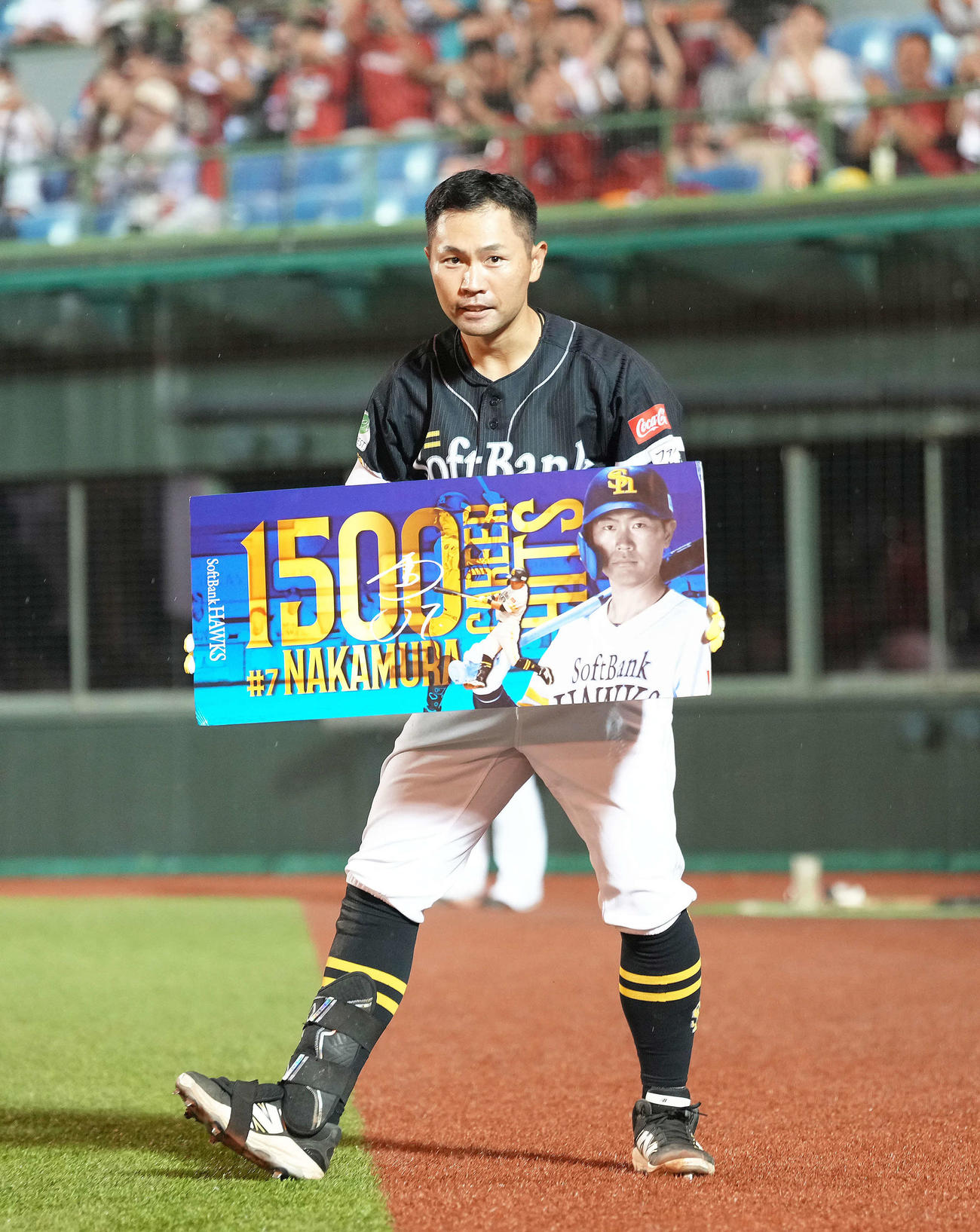 楽天対ソフトバンク　8回表ソフトバンク2死、中村は通算1500安打となる右越え本塁打を放ちボードを掲げる（撮影・足立雅史）