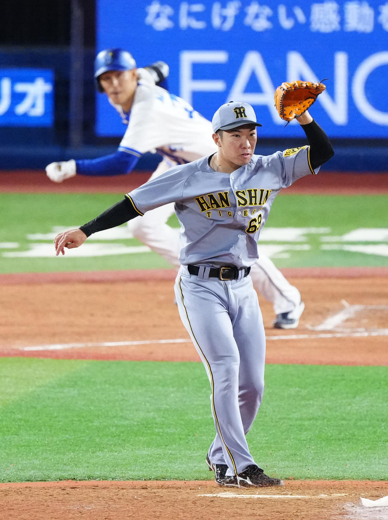 DeNA対阪神　9回裏DeNA1死満塁、三森（後方）を遊直に仕留める石井（撮影・江口和貴）