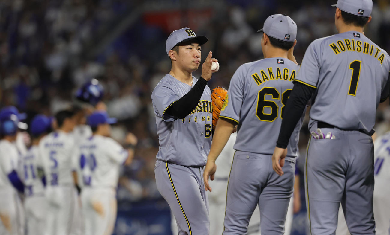 DeNA対阪神　勝利のハイタッチを行う阪神石井（撮影・野上伸悟）