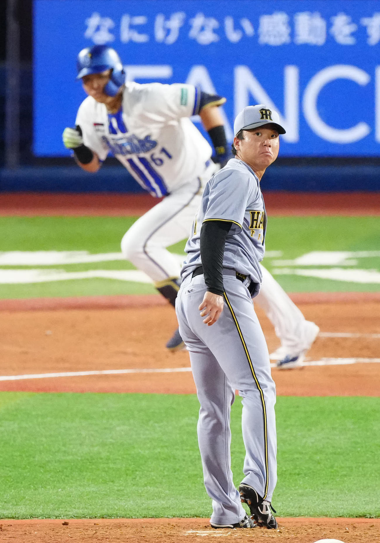 DeNA対阪神　3回裏DeNA無死、蝦名（後方）に中前打を浴びる村上（撮影・江口和貴）