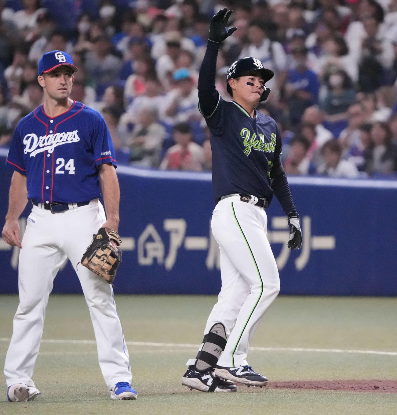 中日対ヤクルト　6回表ヤクルト1死一、三塁、北村恵（右）は左前適時打を放ちベンチへ向かってアピールする（撮影・森本幸一）