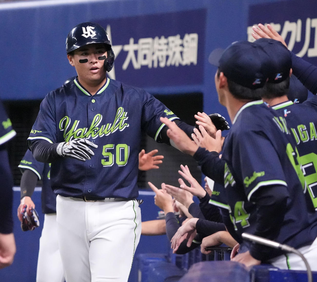 中日対ヤクルト　4回表ヤクルト1死一、三塁、北村（左）は中犠飛を放ちナインとタッチを交わす（撮影・森本幸一）
