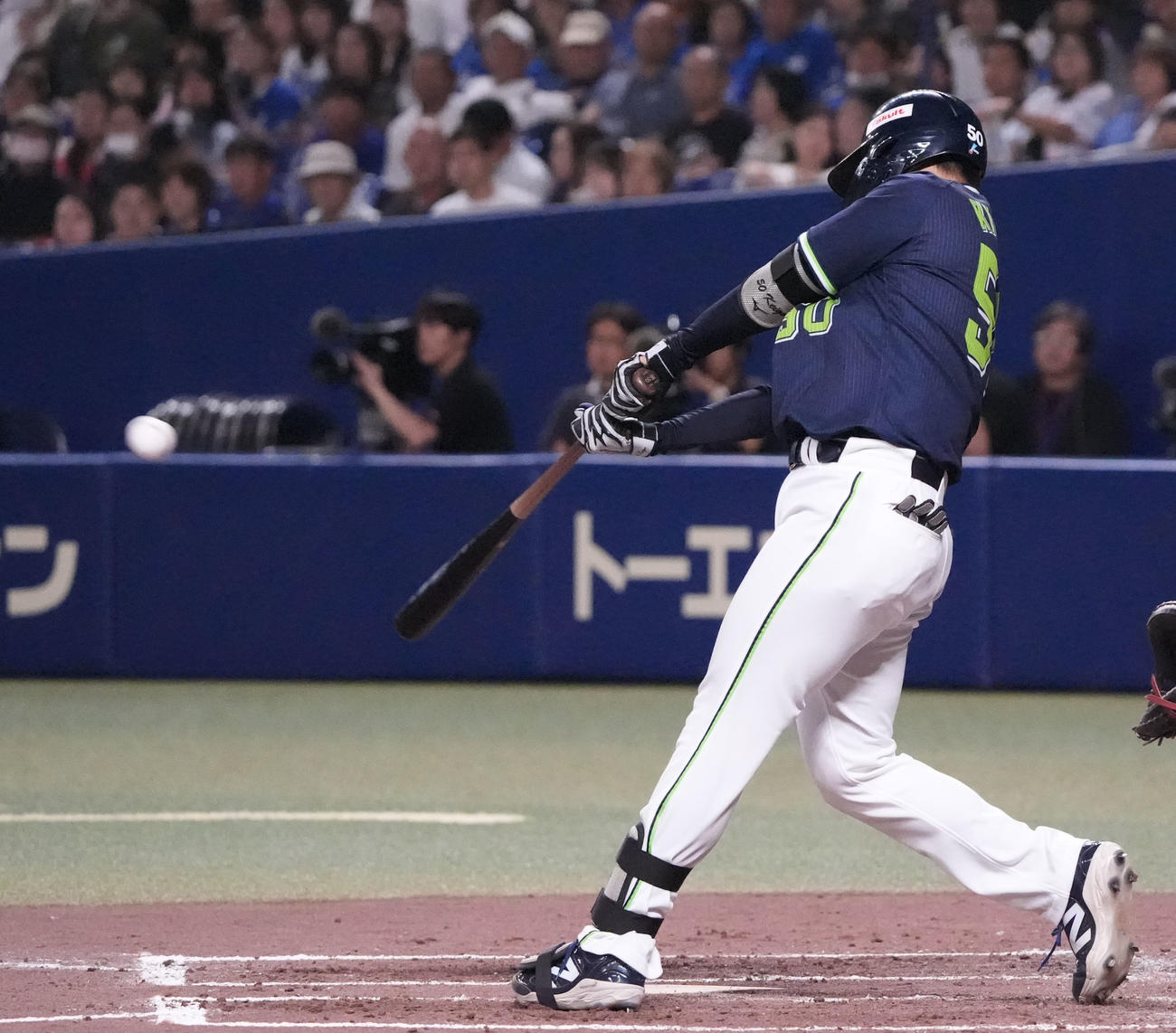 中日対ヤクルト　4回表ヤクルト1死一、三塁、中犠飛を放つ北村（撮影・森本幸一）