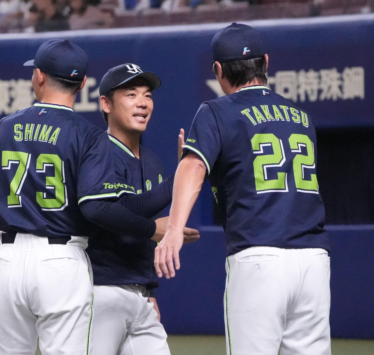 中日対ヤクルト　試合終了、小川（中央）は明るい表情で高津監督とタッチを交わす（撮影・森本幸一）