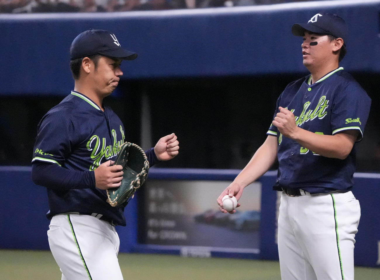 中日対ヤクルト　8回終了、唇をかみしめベンチへ戻る小川（左）右はベンチ前で迎える北村（撮影・森本幸一）
