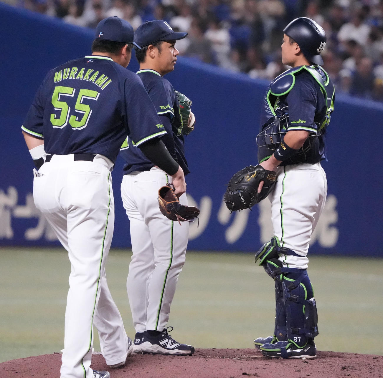 中日対ヤクルト　4回裏中日1死一、二塁、マウンドの小川（中央）のもとに集まるヤクルトナイン（撮影・森本幸一）
