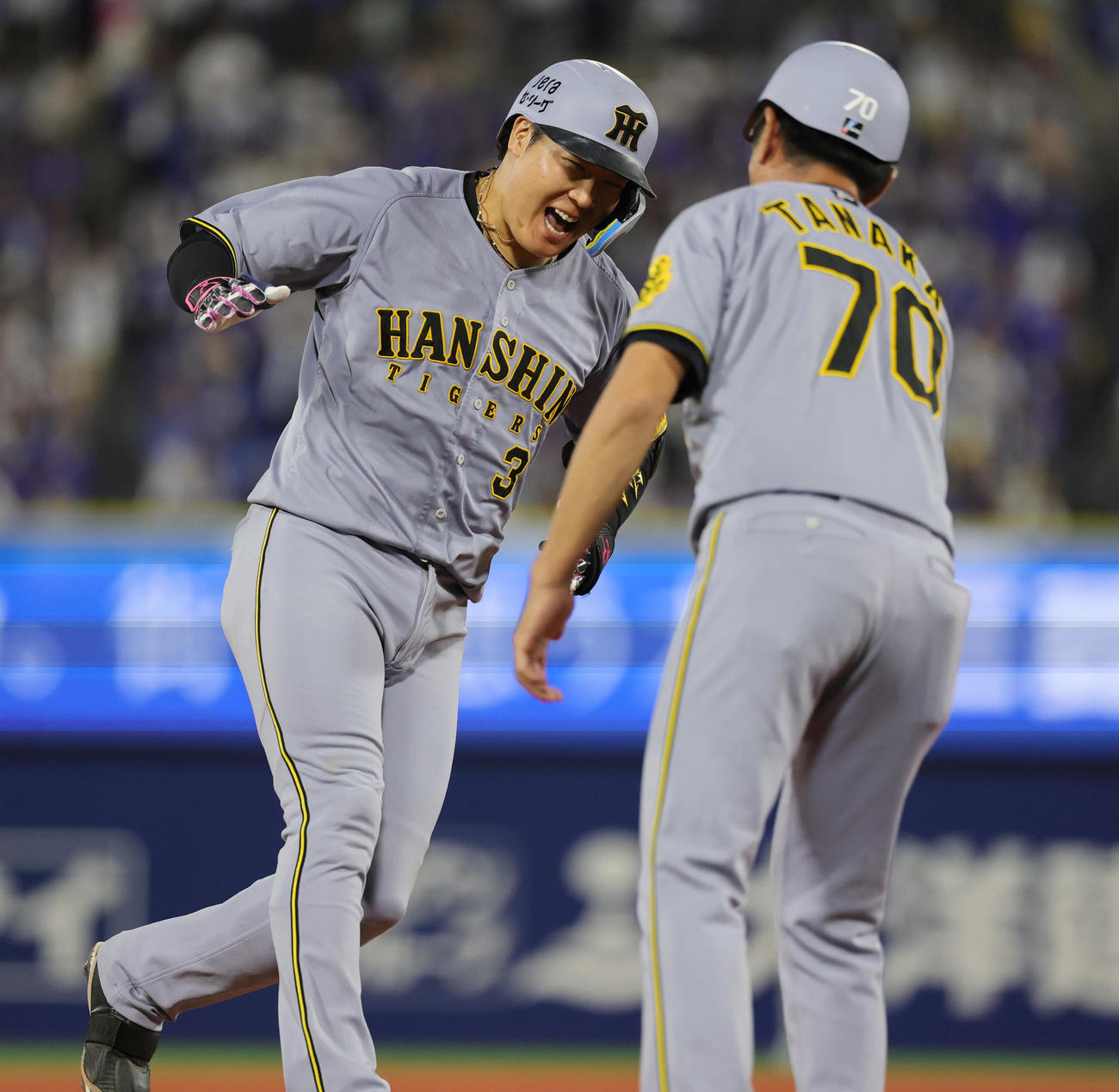 DeNA対阪神　9回表阪神2死一塁、右越え2点本塁打を放ち喜ぶ大山（撮影・野上伸悟）
