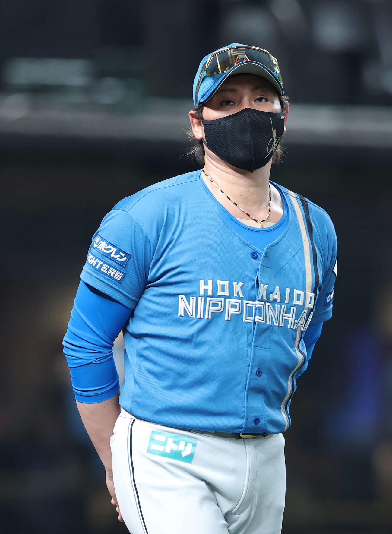 西武対日本ハム　延長12回表を終え、選手交代を告げる新庄監督（撮影・河田真司）